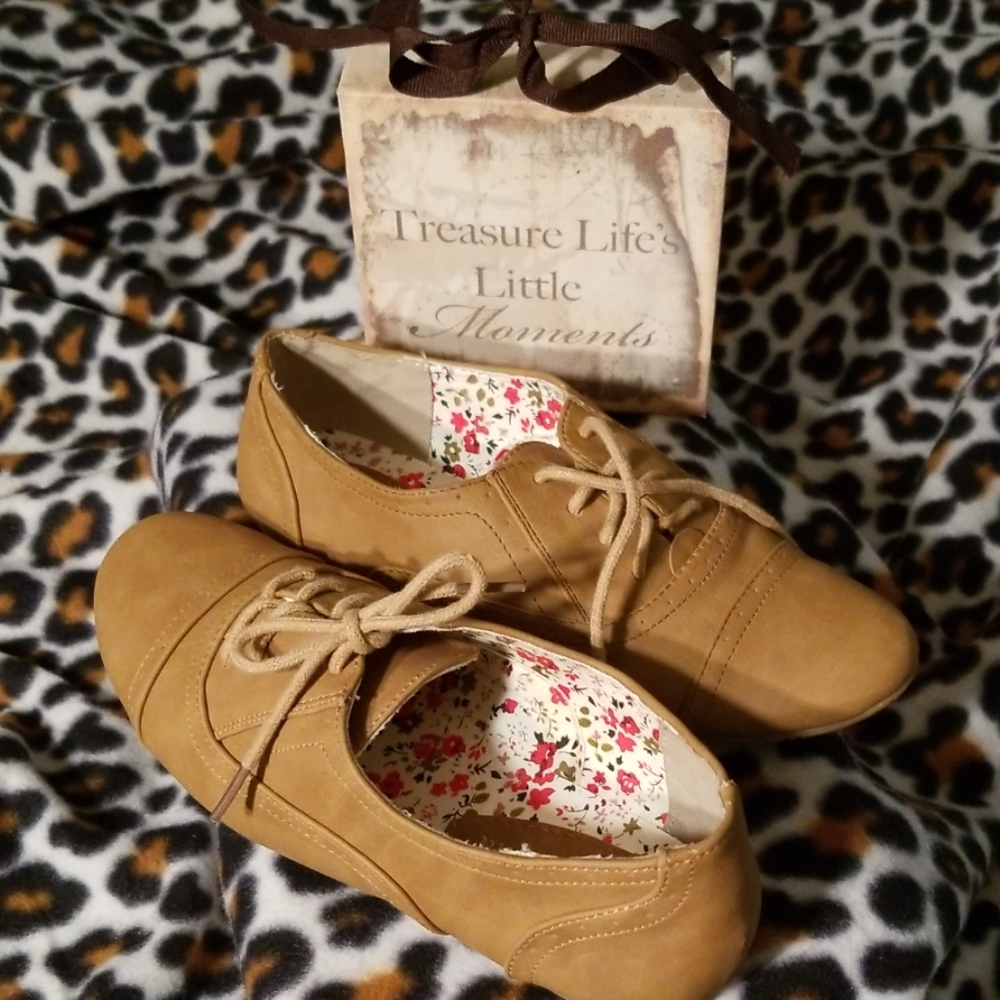 Nature Breeze " Camel " Flat, Laced Shoes